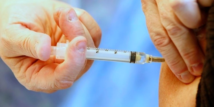 PROVO, UTAH - OCTOBER 27: A nurse administers a shot of the H1N1 vaccine at the Utah County Health Department October 27, 2009 in Provo, Utah. After health department got a shipment of 4000 vaccines overnight, a large line formed with a wait of four to five hours. (Photo by George Frey/Getty Images)