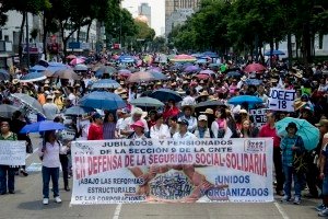 CIUDAD DE MÉXICO, 06JULIO2016.- Maestros disidentes de la Coordinadora Nacional de Trabajadores de la Educación marcharon desde la estación del metro “La Raza” con dirección al Zócalo capitalino. Los 4 contingentes que salieron de diversos puntos se interceptaron en las inmediaciones del Paseo de la Reforma a la altura del antimonumento dedicado a los 43 estudiantes de Ayotzinapa, al termino del recorrido los integrantes de la CNTE ofrecieron un mitin frente a la Alameda Central.
FOTO: GALO CAÑAS /CUARTOSCURO.COM