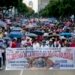 CIUDAD DE MÉXICO, 06JULIO2016.- Maestros disidentes de la Coordinadora Nacional de Trabajadores de la Educación marcharon desde la estación del metro “La Raza” con dirección al Zócalo capitalino. Los 4 contingentes que salieron de diversos puntos se interceptaron en las inmediaciones del Paseo de la Reforma a la altura del antimonumento dedicado a los 43 estudiantes de Ayotzinapa, al termino del recorrido los integrantes de la CNTE ofrecieron un mitin frente a la Alameda Central.
FOTO: GALO CAÑAS /CUARTOSCURO.COM