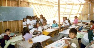 CHILPANCINGO, GUERRERO 11ENERO2004.-
En estas condiciones toman clases alumnos de la primaria "Sor Juana Ines de la Cruz" ubicada en la colonia Nueva Imagen en la periferia de la ciudad,  ante la falta de apoyo por parte de la Secretaria de Educacion,
FOTO: Oscar Alvarado/CUARTOSCURO.COM