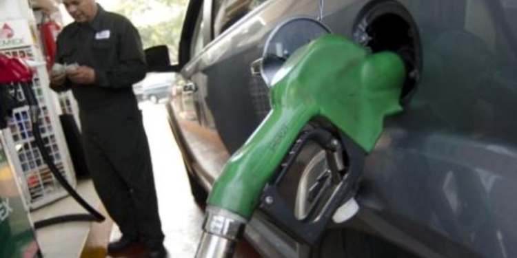 MÉXICO, D.F., 13NOVIEMBRE2011.- El precio de los combustibles automotrices se incrementa en ocho centavos y se venderá en 9.64 pesos por litro de gasolina Magna, en tanto que el precio de la gasolina Premium llega a los 10.54 pesos y el diesel se ubica en los 10 pesos por litro. Enécimo aumento del año en combustíbles.
FOTO: MISAEL VALTIERRA/CUARTOSCURO.COM