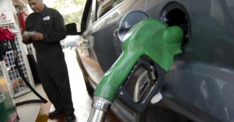 MÉXICO, D.F., 13NOVIEMBRE2011.- El precio de los combustibles automotrices se incrementa en ocho centavos y se venderá en 9.64 pesos por litro de gasolina Magna, en tanto que el precio de la gasolina Premium llega a los 10.54 pesos y el diesel se ubica en los 10 pesos por litro. Enécimo aumento del año en combustíbles.
FOTO: MISAEL VALTIERRA/CUARTOSCURO.COM