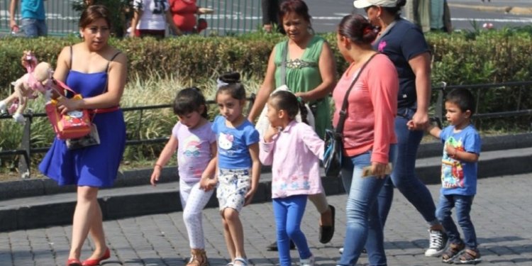 60510098. MÃ©xico, 10 mayo 2016 (Notimex-Carlos Pereda).- El DÃ­a de las Madres es la oportunidad ideal para consentir a todas las jefas de familia con flores, chocolates y diversos regalos. El 10 de Mayo es la fecha en que los mexicanos honramos a las mujeres que nos educaron y formaron.
NOTIMEX/FOTO/CARLOS PEREDA/CPM/HUM/