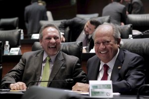MÉXICO, D.F., 05MARZO2013.- Los senadores priistas Gerardo Sánchez García  y Carlos Romero Deschamps, sonríen a la cámara durante en la sesión de la Cámara Alta.
FOTO: CUARTOSCURO.COM