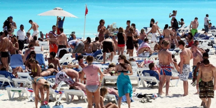 El gobernador Roberto Borge Angulo iniciara el lunes una gira por Espana, donde se reunirá con inversionistas y autoridades para fortalecer relaciones, establecer nuevos acuerdos de cooperacion y promocion turistica conjunta y formalizar el desarrollo de proyectos en el sector turistico de Quintana Roo.Borge Angulo informo tambien que se firmara un convenio de publicidad con el Club de Futbol Mallorca para la promocion de la marca Riviera Maya en sus camisetas. Con ese proposito se reunira con los directivos y los empresarios turisticos mas importantes en la sede del Club. Nota: Las fotos son retransmitidas tal cual se recepcionan como un servicio para nuestros clientes. -Cat. Politica, Turismo- Foto y Texto-Unidad del Vocero Quintana Roo-Reflex AF.