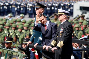 60916067. México, 16 Sep. 2016 (Notimex-José Pazos).- El presidente Enrique Peña Nieto acompañado de los secretarios de la Defensa Nacional, general Salvador Cienfuegos Zepeda, y de la Marina, almirante Vidal Francisco Soberón Sanz encabezó el desfile militar con motivo del 206 aniversario del inicio de la Independencia de México.
NOTIMEX/FOTO/JOSÉ PAZOS/JPF/POL/PATRIA16