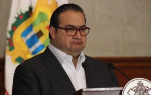 Xalapa, Ver.- El gobernador Javier Duarte de Ochoa durante su mensaje a los veracruzanos esta mañana expresó que han bajado los secuestros en la entidad hasta un 40 por ciento, fue acompañado por el fiscal, Luis Ángel Bravo Contreras y el secretario de gobierno, Flavino Ríos Alvarado así como titulares de la FGE.FOTO: PATTY BARRADAS/FOTOVER.