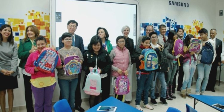 30 0816 Inauguracion de Aula SAMSUNG SMART SCHOOL solution HOSPITAL PSIQUIATRICO Infantil juanN Navarro Enlas fotos dr Eduardo Arroyo Garcia  DR Eduardo Madrigal de Leon LIC. CARMEN Narro Lobo CFO.Miguel Leon SRA Alexandra QUINTANA ING Alex Ruiz LEE
