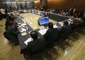 CIUDAD DE MÉXICO, 18AGOSTO2016.- La Procuradora General de la República, Arely Gómez González, se reunió este mediodía con los padres y familiares de los normalistas de Ayotzinapa, para dar seguimiento a las investigaciones de los hechos ocurridos el 26 y 27 de septiembre de 2014 en Iguala, Guerrero, e informarles de los avances. Durante la reunión realizada en la sede central de la dependencia, la titular de la PGR refrendó a las madres y padres de los normalistas que en la investigación de los lamentables hechos ocurridos en Iguala se trabaja con exhaustividad y profesionalismo y reiteró el compromiso indeclinable de la Institución de esclarecer el caso.
FOTO: PGR /CUARTOSCURO.COM