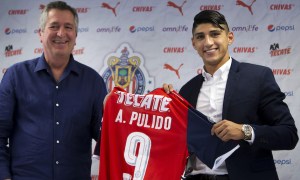 Foto durante la Presentacion de Alan Pulido con el Equipo Chivas de Guadalajara, Torneo Apertura 2016 Liga BBVA Bancomer MX, en la foto: Jorge Vergara, Alan Pulido---31 /08/2016/ MEXSPORT/ Cristian de Marchena.