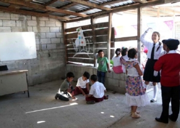 t-clausura-primaria-bilingüe-Torres.jpg: Chilpancingo, Guerrero 09 de julio del 2015//
Se realizo la clausura del grupo de sexto grado de la primaria bilingüe Las Torres, ubicada en la colonia de igual  nombre, la cual carece de infraestructura, en la grafica, aspecto de uno de los salones de clase. Foto: Jessica Torres Barrera