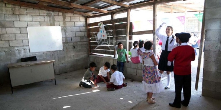 t-clausura-primaria-bilingüe-Torres.jpg: Chilpancingo, Guerrero 09 de julio del 2015//
Se realizo la clausura del grupo de sexto grado de la primaria bilingüe Las Torres, ubicada en la colonia de igual  nombre, la cual carece de infraestructura, en la grafica, aspecto de uno de los salones de clase. Foto: Jessica Torres Barrera