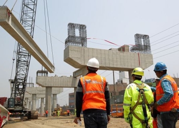 LIMA, 12 DE SETIEMBRE DEL 2012PUESTA DE LA PRIMERA VIGA DEL TRAMO 2 DE LA LINEA 1 DEL TREN ELECTRICO UBICADO EN LA CUADRA 43 DE LA AVENIDA WIESSE EN EL DISTRITO DE SAN JUAN DE LURIGANCHO.FOTO: DANTE PIAGGIO / EL COMERCIO