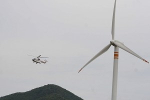 SANTO DOMINGO INGENIO, OAXACA, 30OCTUBRE2012.- El presidente de México, Felipe Calderón Hinojosa realizó una gira de trabajo en el Istmo de Tehuantepec para la inauguración de tres parques eólicos y un tramo carretero. Acompañado del gobernador del Estado, Gabino Cué Monteagudo, destacó el trabajo que realiza el estado mexicano en contra del cambio climático con la puesta en marcha de estos parque generadores de energías limpias, aseguró que las empresas han venido a detonar el desarrollo de la región del Istmo y a beneficiar a sus habitantes con la renta de terrenos y la generación de empleos, en zonas que dijo, no se sembraba ni se producía nada.
FOTO: ARTURO PÉREZ ALFONSO /CUARTOSCURO.COM