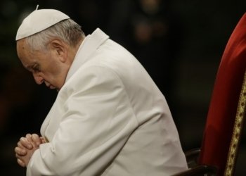 El papa Francisco ora frente al Coliseo romano durante la procesión del Via Crucis el Viernes Santo el 3 de abril del 2015. (Foto AP/Gregorio Borgia)