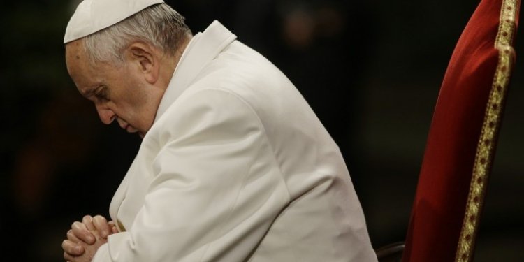 El papa Francisco ora frente al Coliseo romano durante la procesión del Via Crucis el Viernes Santo el 3 de abril del 2015. (Foto AP/Gregorio Borgia)