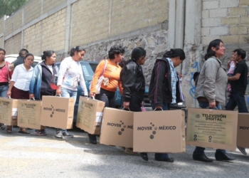 Puebla, Pue. 20-05-2015 Personal de la SCT y Correos de México entregan miles de televisores digitales, parte del programa de transición a la Televisión Digital Terrestre que encabeza el Gobierno de la República.
Foto.- José Castañares/EsImagen!!