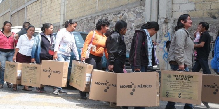 Puebla, Pue. 20-05-2015 Personal de la SCT y Correos de México entregan miles de televisores digitales, parte del programa de transición a la Televisión Digital Terrestre que encabeza el Gobierno de la República.
Foto.- José Castañares/EsImagen!!