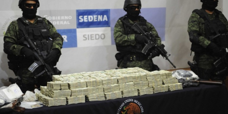 Elementos del Ejercito Mexicano y la PGR presentaron en las instalaciones de la SIEDO el decomiso de 15 MDD que decomizaron en Baja Califonia.
foto David Deolarte / procesofoto /.D.F