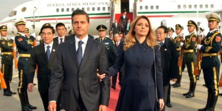 BEIJING, REPÚBLICA POPULAR CHINA, 10NOVIEMBRE2014.- Acompañado por  su esposa, Angélica Rivera de Peña, el Presidente de México, Enrique Peña Nieto, arribó hoy a esta nación donde participará en la Cumbre de Líderes de APEC y llevará a cabo una Visita de Estado. El primer mandatario fue recibido por el alcalde de Beijing, Wang Anshun.
FOTO: PRESIDENCIA /CUARTOSCURO.COM