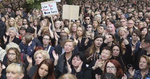 Una multitud participa en una manifestaciÛn contra el gobierno y a favor del derecho al aborto ante el Parlamento polaco en Varsovia, Polonia, el s·bado 1 de octubre de 2016. (AP Foto/Czarek Sokolowski)