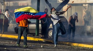 CAR26. CARACAS (VENEZUELA), 15/02/2014.- Un grupo de personas participa hoy, sábado 15 de febrero de 2014, en manifestaciones en la Plaza Altamira, en Caracas (Venezuela). El jefe de Estado venezolano, Nicolás Maduro, dijo a sus seguidores que "llegó la hora" de salir a la calle en el cuarto día de conflicto en Venezuela, mientras grupos de estudiantes continuaban protestando por la muerte de tres personas y la detención de decenas después de que el pasado miércoles una manifestación terminara de forma violenta. El secretario de Estado de Estados Unidos, John Kerry, pidió hoy al Gobierno de Venezuela que libere a los manifestantes opositores detenidos y que restaure la calma en el país. EFE/Miguel Gutiérrez