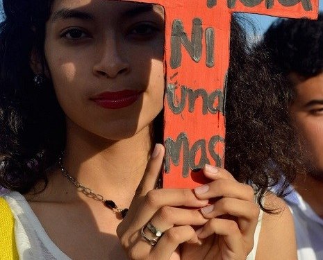 CANCUN, QUINTANA ROO, 01NOVIEMBRE2015.- Miles marchan para repudiar feminicidios en Cancún y exigir justicia para universitaria asesinada; reclaman más seguridad en el principal destino turístico de México; “si no pueden, renuncien”, demandan miles de personas que marcharon desde el malecón tajamar al palacio municipal.
FOTO ELIZABETH RUIZ /CUARTOSCURO.COM