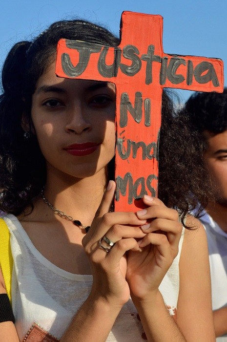 CANCUN, QUINTANA ROO, 01NOVIEMBRE2015.- Miles marchan para repudiar feminicidios en Cancún y exigir justicia para universitaria asesinada; reclaman más seguridad en el principal destino turístico de México; “si no pueden, renuncien”, demandan miles de personas que marcharon desde el malecón tajamar al palacio municipal.
FOTO ELIZABETH RUIZ /CUARTOSCURO.COM