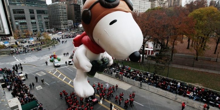 NEW YORK - NOVEMBER 25:  The Snoopy float glides down Central Park South during the Macy's Thanksgiving Day parade  November 25, 2010 in New York City. This year's annual parade features approximately 8,000 participants, 15 giant character balloons and 43 novelty balloons.  (Photo by Chris Hondros/Getty Images)