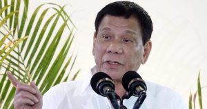 FRM01 DAVAO (FILIPINAS) 17/11/2016.- El presidente filipino, Rodrigo Duterte, ofrece un discurso durante una ceremonia de despedida en el aeropuerto de Davao (Filipinas) hoy, 17 de noviembre de 2016, antes de partir hacia Lima (Per˙) donde asistir· a la cumbre de lÌderes del Foro de CooperaciÛn EconÛmica Asia-PacÌfico (APEC). La cumbre se celebra los dÌas 19 y 20 de noviembre. EFE/Cerilo Ebrano