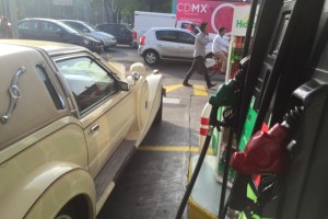 Automovilistas cargan gasolina en la sucursal Hidrosina, ubicada en la esquina de Reforma e Insurgentes, colonia Cuauhtemoc, el 10 de agosto del 2016. Roberto Garcia Ortiz / La Jornada