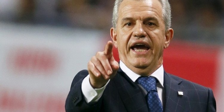 KMA03. SAPPORO (JAPÓN), 05/09/2014.- El entrenador mexicano de Japón, Javier Aguirre durante el partido amistoso que Japón y Uriguay disputan en Sapporo Dome, en Sapporo, al norte de Japón, hoy 5 de Septiembre de 2014. Uruguay venció por 2-0. EFE/KIMIMASA MAYAMA