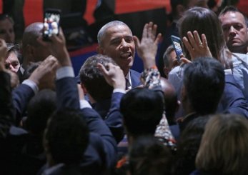 El presidente de Estados Unidos, Barack Obama, habla con sus seguidores tras su discurso de despedida de la Casa Blanca en McCormick Place, en Chicago, el 10 de enero de 2017. (AP Foto/Nam Y. Huh)