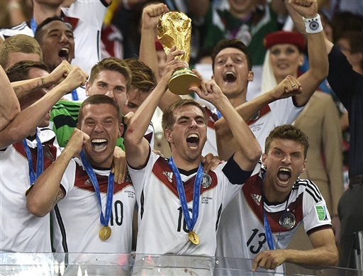 En esta foto de archivo del 13 de julio de 2014, los jugadores de la selección de Alemania festejan tras ganar la Copa del Mundo en Río de Janeiro, Brasil. Alemania presentó oficialmente su candidatura para la Eurocopa de 2024 el viernes, 20 de enero de 2017. (AP Photo/Martin Meissner, File)