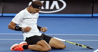 El espaÒol Rafael Nadal festeja tras vencer a Milos Raonic y avanzar a las semifinales del Abierto de Australia el miÈrcoles, 25 de enero de 2017, en Melbourne. (AP Photo/Kin Cheung)