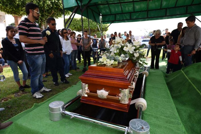 El cuerpo del periodista Ricardo Monlui Cabrera, asesinado por personas desconocidas en el municipio de Yanga, fue sepultado en un cementerio particular de la ciudad de Córdoba, Veracruz. Fotos: Yahir Ceballos / Procesofoto / Ver.