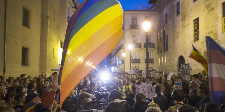 GRA532. VALENCIA, 01/03/2017.- Vista general de la concentraciÛn convocada por el Moviment LGTB ante Les Corts Valencianes contra el autob˙s de la organizaciÛn ultracatÛlica Hazte OÌr con mensajes contra la transexualidad infantil. EFE/Kai Fˆrsterling