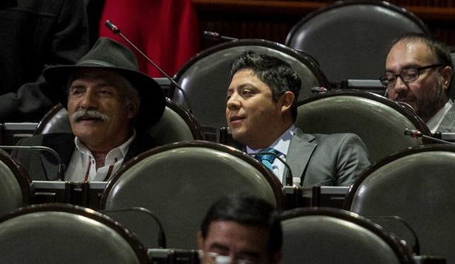 En la imagen, El doctor Mireles y Ricardo Gallardo Cardona, coordinador del PRD. 13 de diciembre de 2018. El doctor Juan Manuel Mireles Valverde, exlíder de las Autodefensas en Michoacán, acudió de visita a la sesión ordinaria en la Cámara de Diputados invitado por el grupo parlamentario del PRD.