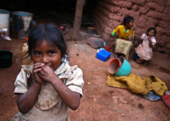Tres niñas indígenas nahuas en el interior de su casa. México cuenta con tasas de pobreza infantil superiores al 20% segun informe para el desarrollo 2004 de la ONU.