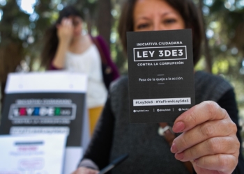 CIUDAD DE MEXICO,13MARZO2016.- Promotores de la Iniciativa Ciudadana Ley 3DE3, que busca que los funcionarios públicos hagan públicas tres declaraciones: declaración patrimonial, de intereses y fiscal. Además, define reglas claras de conducta para los servidores públicos y actores privados, así como sanciones para los corruptos, llevó a cabo una jornada nacional para buscar recolectar 120 mil firmas de ciudadanos, y que a través de este metódo se pueda promover dentro del congreso como una iniciativa de ley ciudadana.
FOTO: MOISÉS PABLO /CUARTOSCURO.COM
