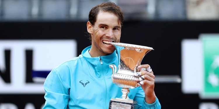 Tennis - ATP 1000 - Italian Open - Foro Italico, Rome, Italy - May 19, 2019   Spain's Rafael Nadal poses as he celebrates winning the final against Serbia's Novak Djokovic with the trophy   REUTERS/Matteo Ciambelli