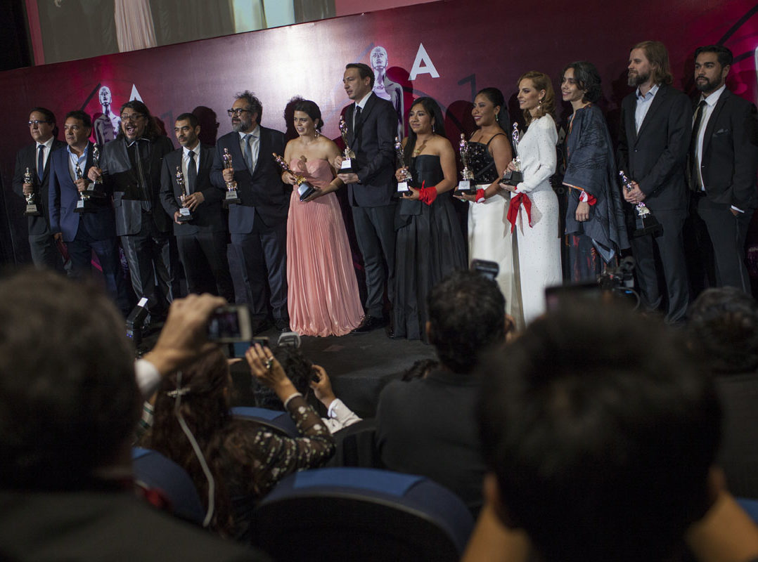 El elenco de Roma celebra la mayoría de estatuillas en la 61 entrega del premio Ariel, en la Cineteca Nacional, CDMX.