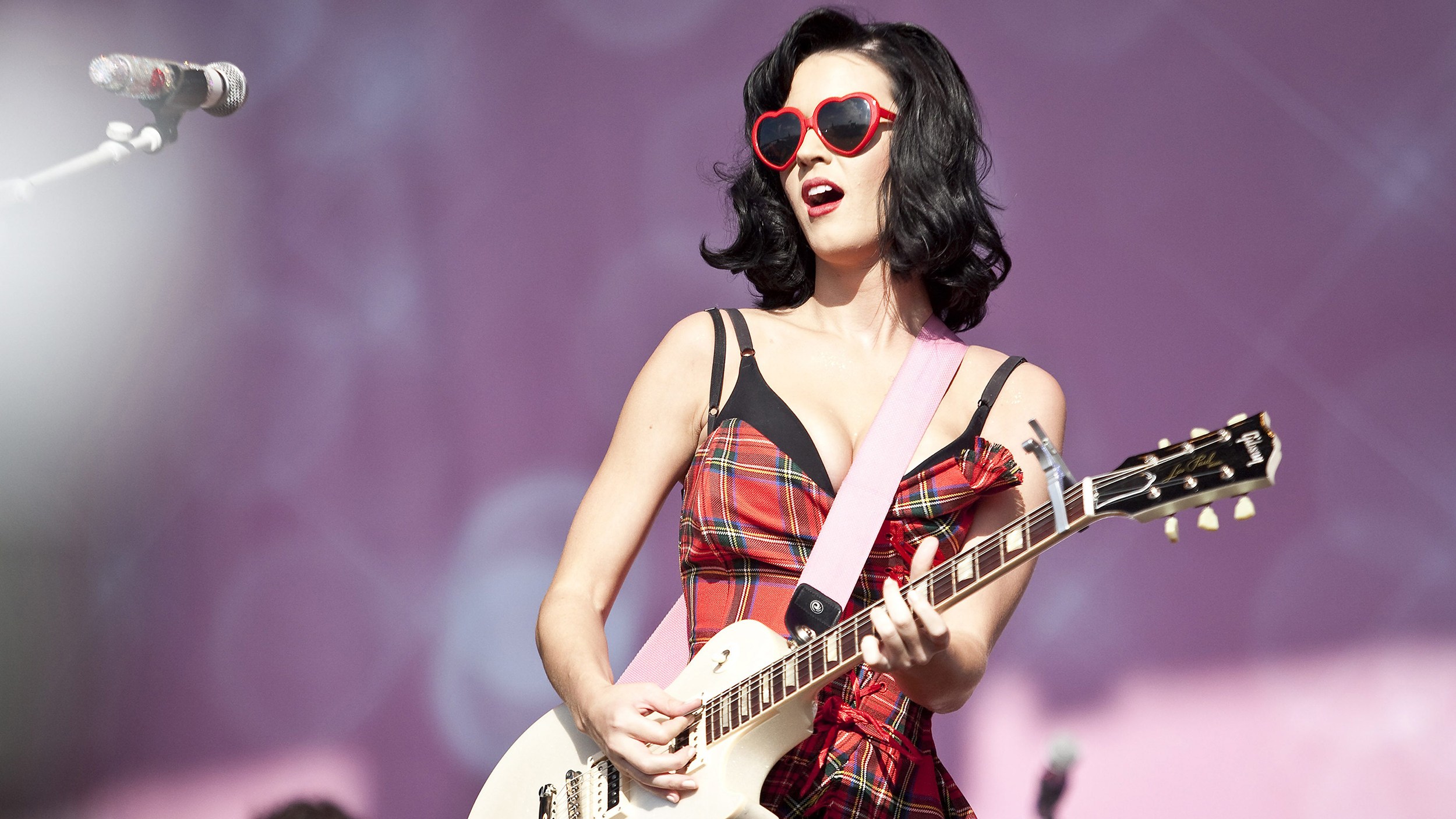 KINROSS, UNITED KINGDOM - JULY 11:  Katy Perry performs on stage during day 2 of T in the Park music festival on July 11, 2009 in Kinross, Scotland.  (Photo by Brian Sweeney/Getty Images)