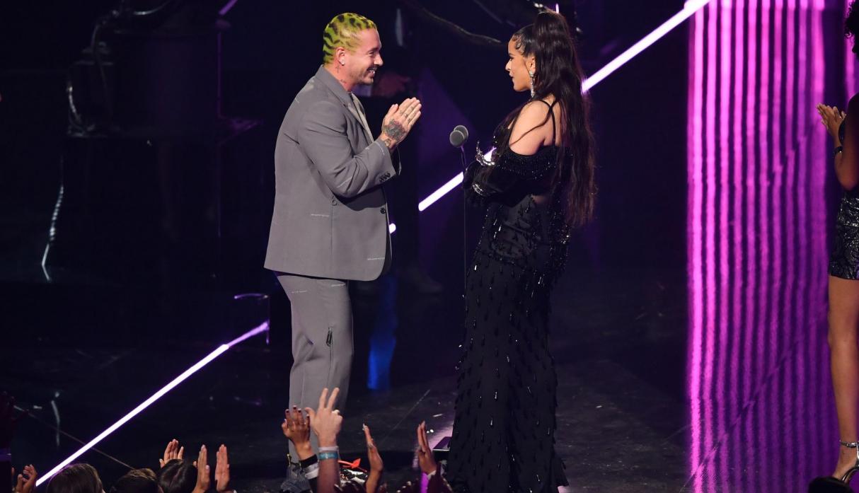J Balvin ganó su primer premio MTV Video Music Awards gracias a la canción "Con altura" que tiene a dúo con la española Rosalía. (Foto: AFP)