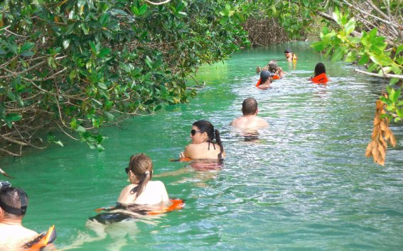 Resultado de imagen para turistas en la biosfera de sian ka'an