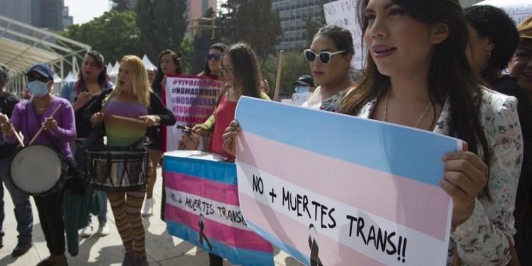 CIUDAD DE MÉXICO, 20CTUBRE2016.- Transgénero se manifestaron en el Monumento a la Revolución y marcharon a la Secretaría de Gobernación, en demanda de justicia y mayor seguridad, luego de que en días pasados dos de sus compañeras fueron asesinadas.
FOTO: ISAAC ESQUIVEL /CUARTOSCURO.COM