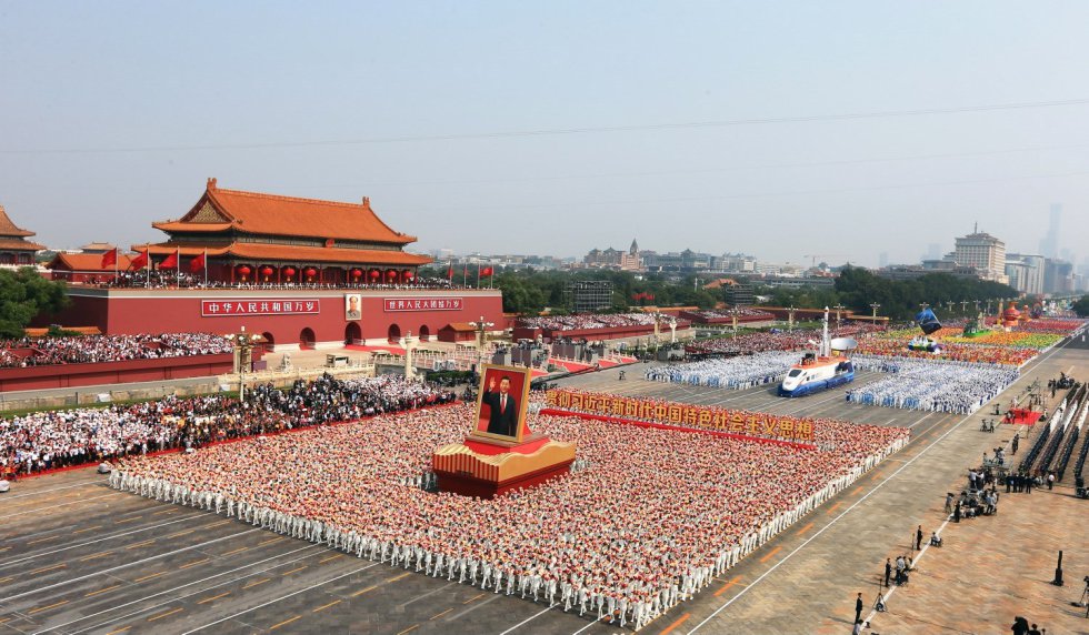 Multitud de personas participan en el desfile en la Plaza Tiananmen para conmemorar el 70 aniversario de la fundación de la República Popular de China, en Beijing.