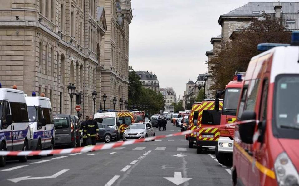 El edificio fue evacuado para facilitar la investigación y se estableció un amplio perímetro de seguridad. AFP