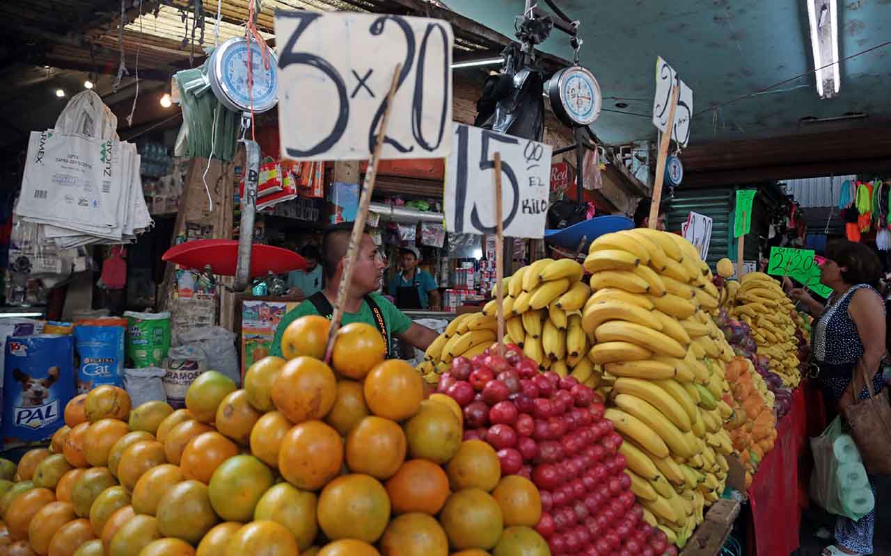 CUERNAVACA, MORELOS, 14MAYO2017.-  Venta de fruta en el Mercado Adolfo López Mateos.
FOTO: MARGARITO PÉREZ RETANA /CUARTOSCURO.COM