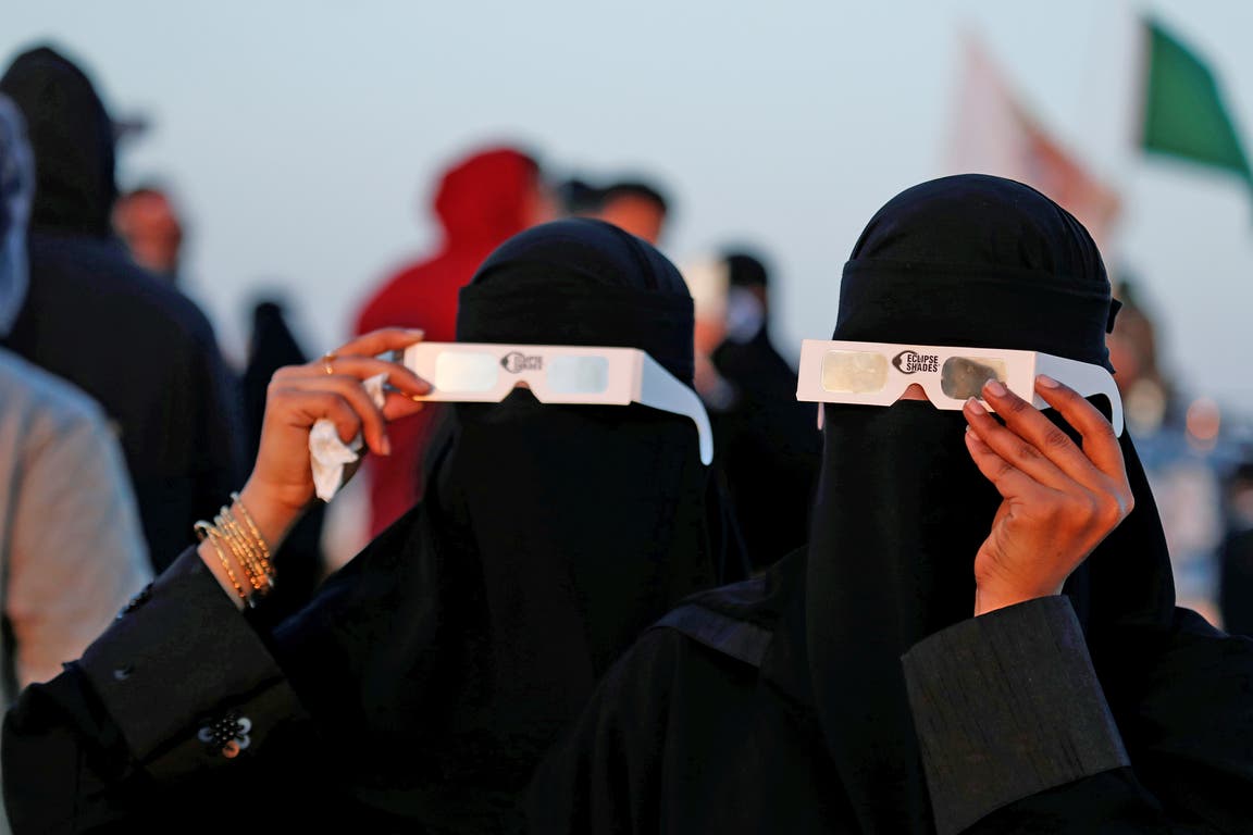 dos mujeres sauditas miran el eclipse en Hofuf, arabia Saudita